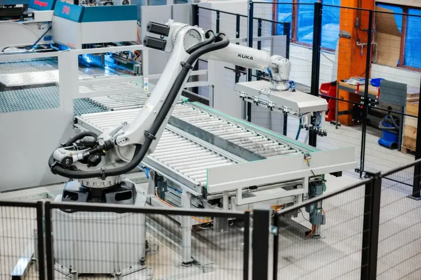 Robotarm som matar plåt till panelbockningsmaskinen
