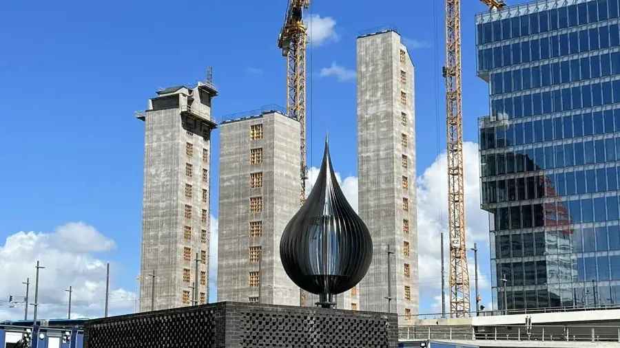 Färdig pumpstation med Projekt Droppen på taket vid ett byggområde med kranar