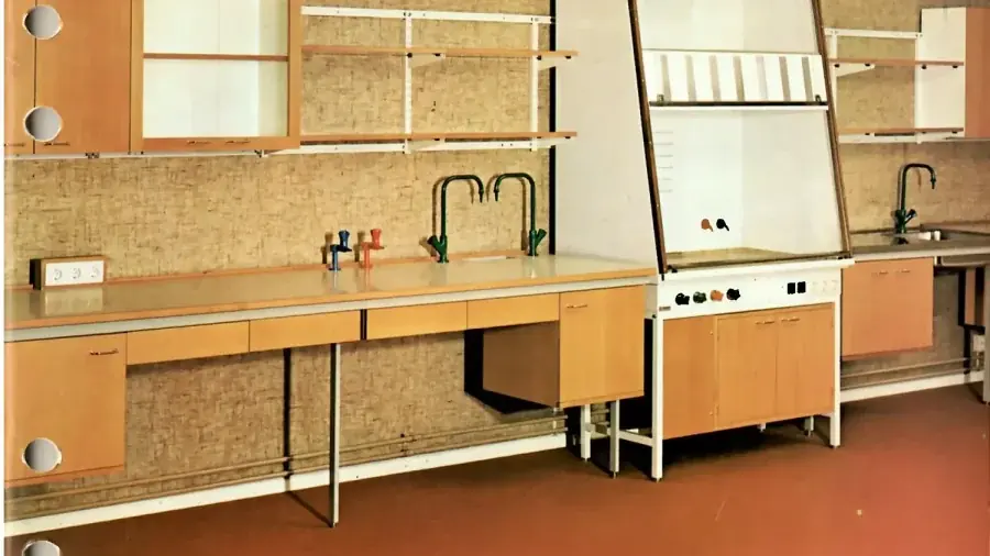 Katalogsida för Tranås laboratorieinredning med bänkar och dragskåp